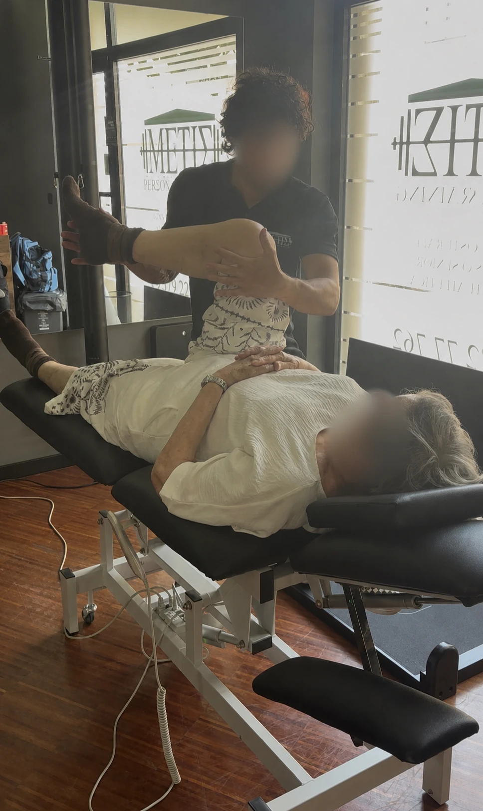 Massoterapia e terza età: come il tocco terapeutico migliora dolore, stipsi e benessere psicologico dell'anziano